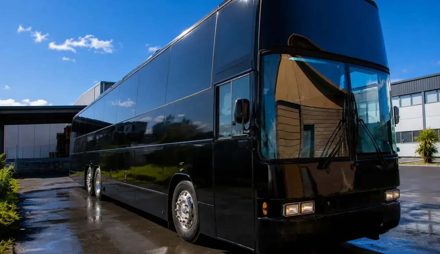 new-home-slider-day-bus-image-2-rqq6mtdh3bpr01jy1cr4y33eo6d5vaimgi985v3fmu
